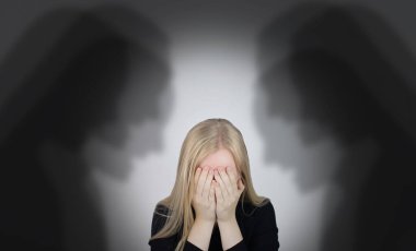 Kadın panik atak geçiriyor. Korku, korku, paranoya ve zulüm çılgınlığı kavramı. Gölge siluetleri adamın etrafını sardı. Sinir krizi ve sinir bozuklukları.