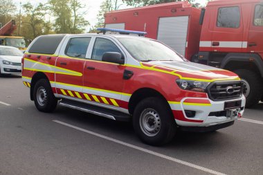 Etiketsiz ve işaretsiz kurtarma araçlarının yakın çekimleri. İtfaiyeciler geçit töreni ve kurtarma hizmetleri. Özel servisin işi. Metin için yer