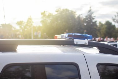 Etiketsiz ve işaretsiz polis arabalarının yakın çekimleri. Düzen ve sükunet savunucularının geçit töreni. Özel servisin işi. Metin için yer