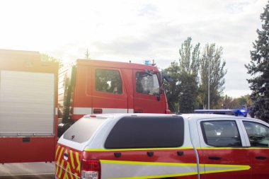 Etiketsiz ve işaretsiz kurtarma araçlarının yakın çekimleri. İtfaiyeciler geçit töreni ve kurtarma hizmetleri. Özel servisin işi. Metin için yer