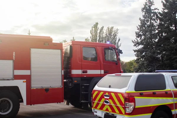 Närbild Räddningsfordon Utan Etiketter Eller Märkningar Brandmän Paraderar Och Räddningstjänst — Stockfoto