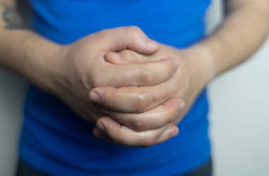 Bir adam avuç içi hiperhidrozundan muzdarip. Aşırı terlediği için terli avuçlarını siler. Eline botulinyum toksin enjekte ederek hiperhidroz tedavisi.