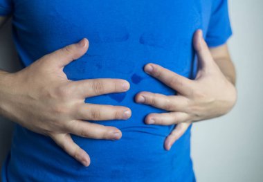 Bir adam avuç içi hiperhidrozundan muzdarip. Aşırı terlediği için terli avuçlarını siler. Eline botulinyum toksin enjekte ederek hiperhidroz tedavisi.