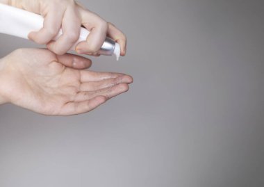 Kozmetik alanında mikroplastikler. Bir kadın cildine bakım kremi sürmüş, şimdi plastik parçacıklar ve mikroboncuklarla kaplanmış. Kozmetik zehirlenmesi konsepti