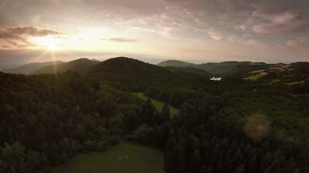 Pôr do sol sobre a montanha — Vídeo de Stock