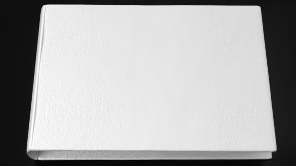 Livre blanc sur table noire 