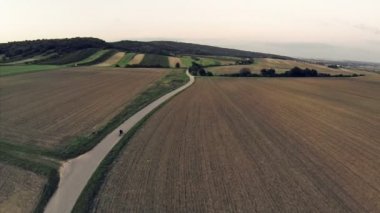 Aşağıdaki motorcu ve araba