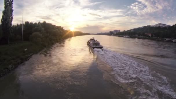 Корабль на реке — стоковое видео
