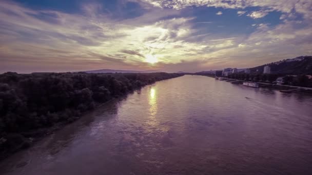 Ποταμός στο ηλιοβασίλεμα — Αρχείο Βίντεο