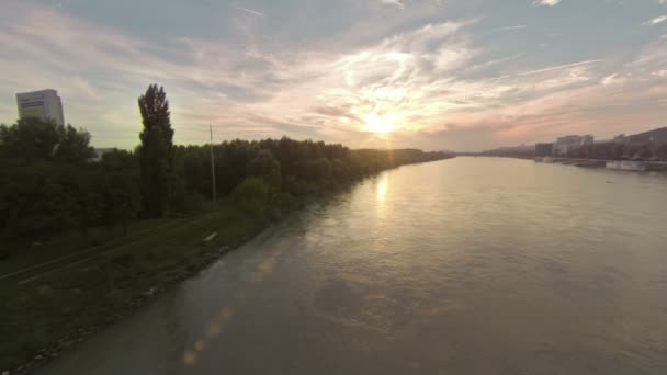 Захід сонця над Дунаю — стокове відео