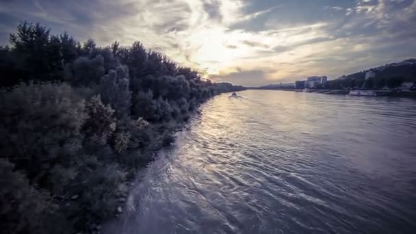 Річка на заході сонця — стокове відео