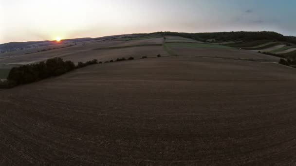 Weide en velden in de zonsondergang — Stockvideo