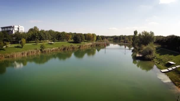 Voo sobre lago — Vídeo de Stock