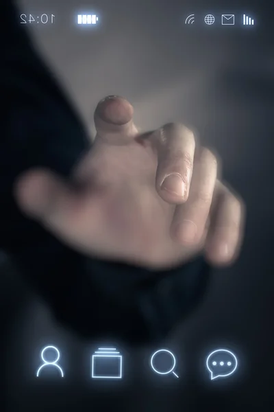 Dedo masculino tocando tela de telefone inteligente — Fotografia de Stock