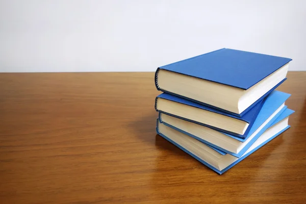 Bücher stapeln sich auf dem Tisch — Stockfoto