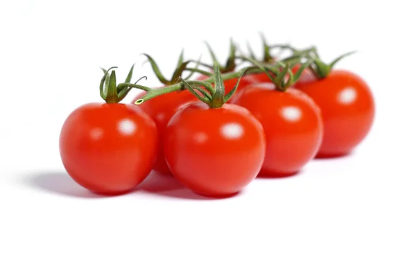 Świeże Czerwone Pomidory Wiśniowe Garść Widok Przodu Zbliżenie Izolowane Białym — Zdjęcie stockowe