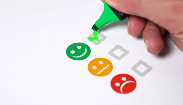 顧客満足度の評価チェックリストと優れたビジネス品質評価コンセプト顧客の手で緑の笑顔の絵文字の顔のアイコンをチェックビューを閉じる — ストック写真