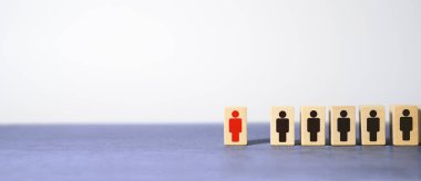 İşletme ya da takım menajeri kavramında liderlik, kırmızı soyut bir lider simgesi ile birlikte, diğerleri arasında yer alan, odaklanmış arkaplan üzerindeki kopya alanı ile birlikte yatay web afişi başlığı arasında tahta bir bloğa yazdırılmıştır..