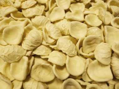 İtalyan makarna el Orecchiette yapımı