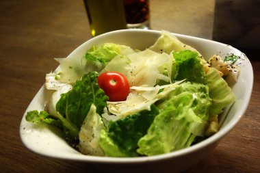 Peynirli salata ve domates.