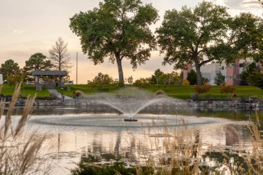 Ashley Pond adını 1917 'de açılan Los Alamos Çiftlik Okulu' nun kurucusu Ashley Pond 'dan almıştır. Başlangıçta doğal bir depresyondu ve bugün Ashley Pond Parkı konserler, piknikler, arifeler için popüler bir yer.