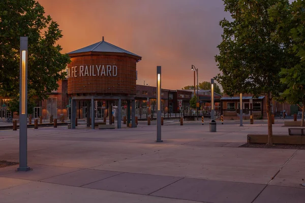 ニューメキシコ州サンタフェ鉄道芸術地区日没時 — ストック写真