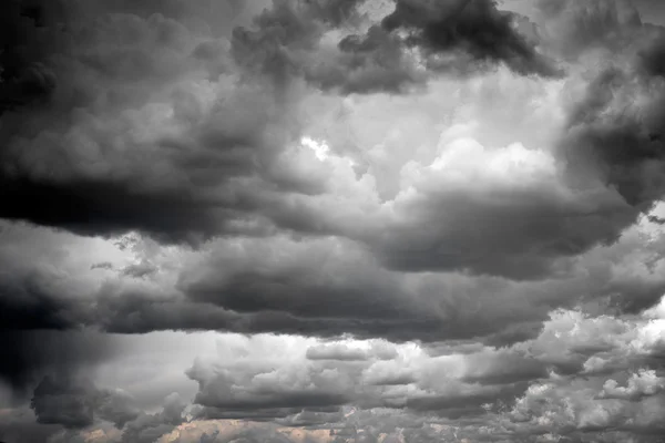 Бушующие облака — стоковое фото