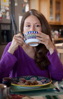 kadın yemek kahvaltı