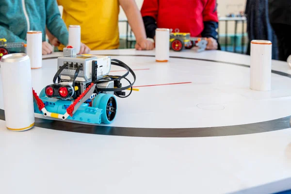 Çocuklar Robot Yarışması 'nda LEGO Sumo Robot Savaşı. LEGO Robotik Sumo Savaşı 'nda Genç Mühendisler