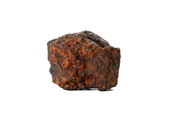Beyaz arka planda izole edilmiş Bauxite alüminyum cevheri mineral numunesi. Birincil alüminyum kaynağı olan kırmızımsı kahverengi oolitik boksit kayanın yakın çekimi.