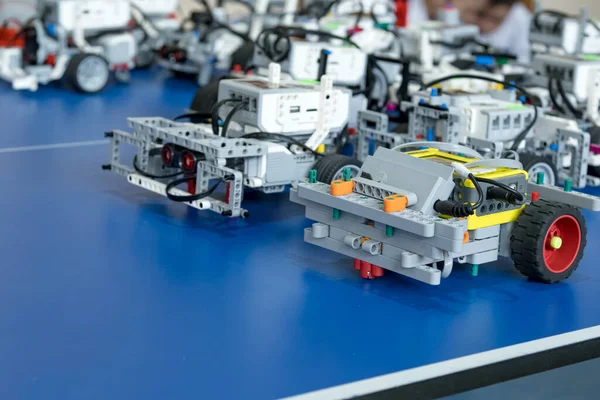 İçerideki bir yarışma masasında birden fazla eğitici robot sıraya dizildi. Robot yarışması için sensörlü ve kontrollü tekerlekli mobil robotlar. BTMM eğitimi, mühendislik, teknoloji