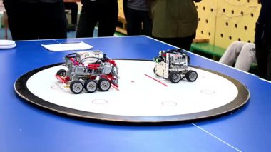 Oyunun görüntüsü. Robot Bowling. Robot Sumo