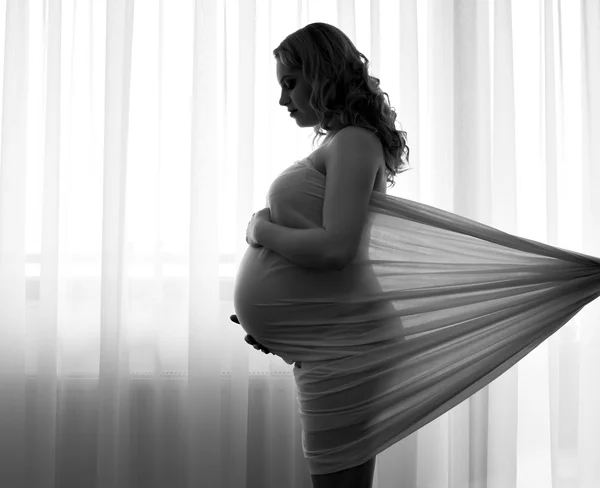 Mujer embarazada blanco y negro —  Fotos de Stock