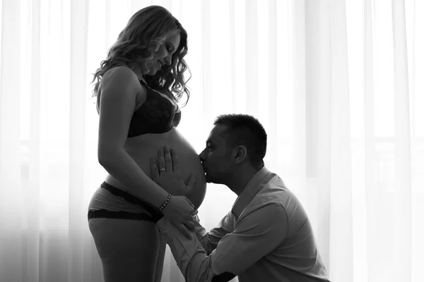 Siyah-beyaz hamile kadın ve kocası — Stok fotoğraf