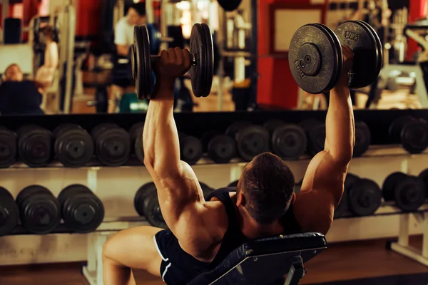 Palestra di allenamento bodybuilder — Foto Stock