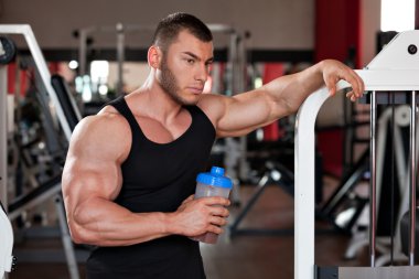 vücut geliştirmeci protein sallamak
