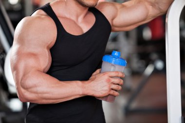 vücut geliştirmeci protein sallamak