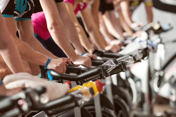 Detailaufnahmen aus dem Fitnessstudio, Radfahren, Spinning-Kurs — Stockfoto