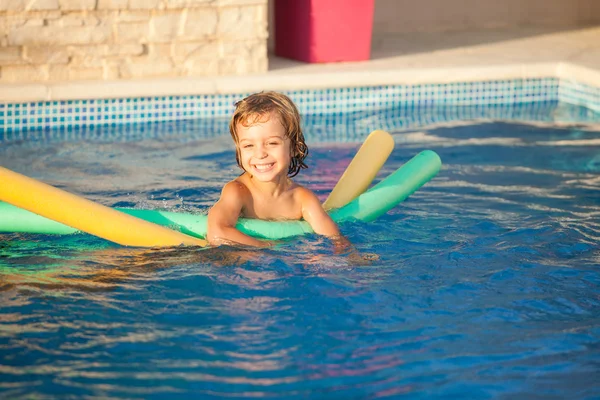 Criança feliz aprendendo a nadar — Fotografia de Stock