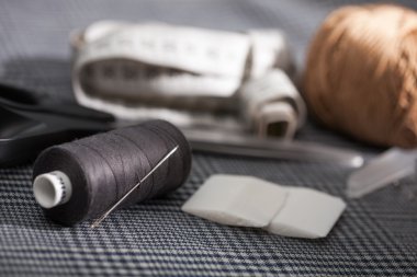 Terzi araçları iğne, makas, ölçü birimi, tebeşir, curl kağıt