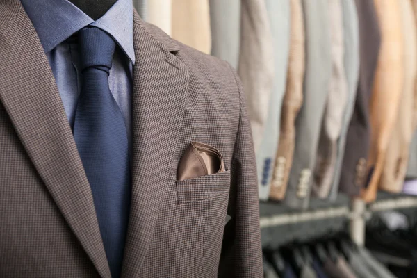 Camisa de pegamento, corbata azul marino y abrigo marrón — Foto de Stock