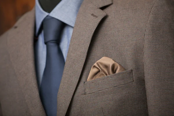 Blå skjorta, marinblå slips och brun kappa — Stockfoto