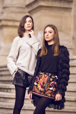 iki moda model poz