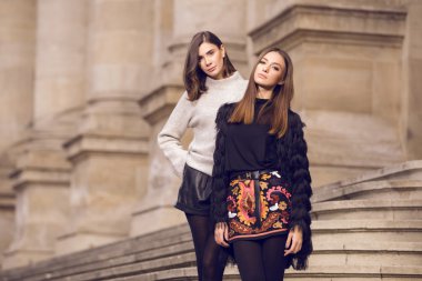 iki moda model poz