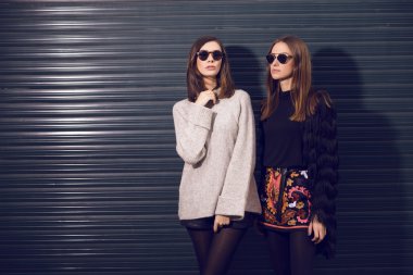 iki moda model poz
