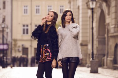 iki moda model poz