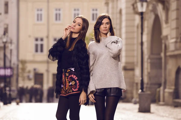 Dois modelos de moda posando — Fotografia de Stock