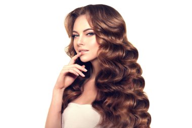 Uzun saçlı. Dalgalar kıvırcık saç modeli. Kuaför Salonu. Kabarık. Moda modu