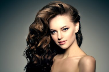 İle uzun saç modeli. Dalgalar kıvırcık saç modeli. Kuaför Salonu. Kabarık. F