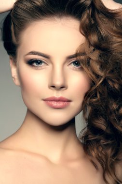 İle uzun saç modeli. Dalgalar kıvırcık saç modeli. Kuaför Salonu. Kabarık. F